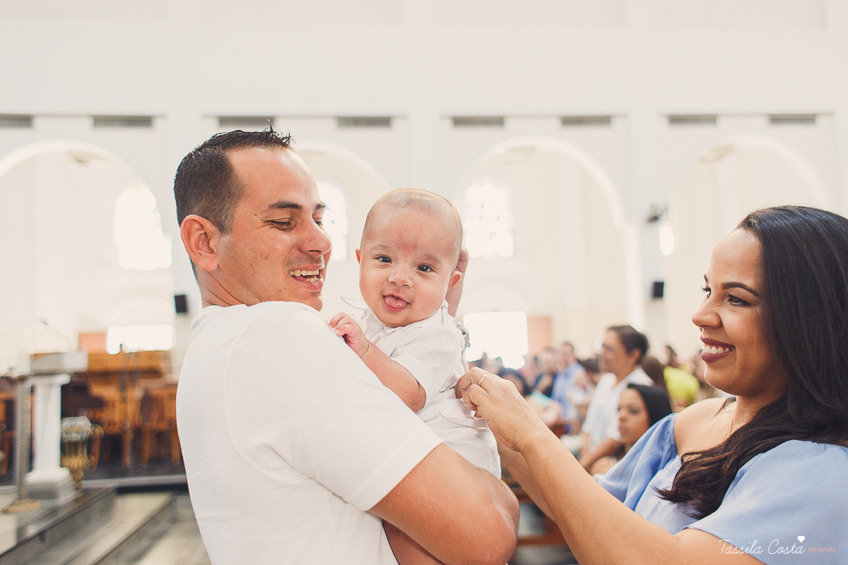 fotos de batizado no santuário de vila velha, família linda, batizando o filho Gabriel, look para batizado, fotos na hora do batizado, aonde batizar meu filho em Vila Velha ES, Santuário de Vila Velha, próximo ao terminal de Vila Velha, família católica