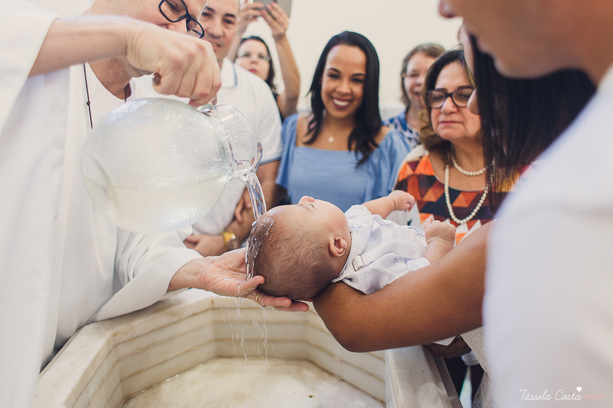 fotos de batizado no santuário de vila velha, família linda, batizando o filho Gabriel, look para batizado, fotos na hora do batizado, aonde batizar meu filho em Vila Velha ES, Santuário de Vila Velha, próximo ao terminal de Vila Velha, família católica