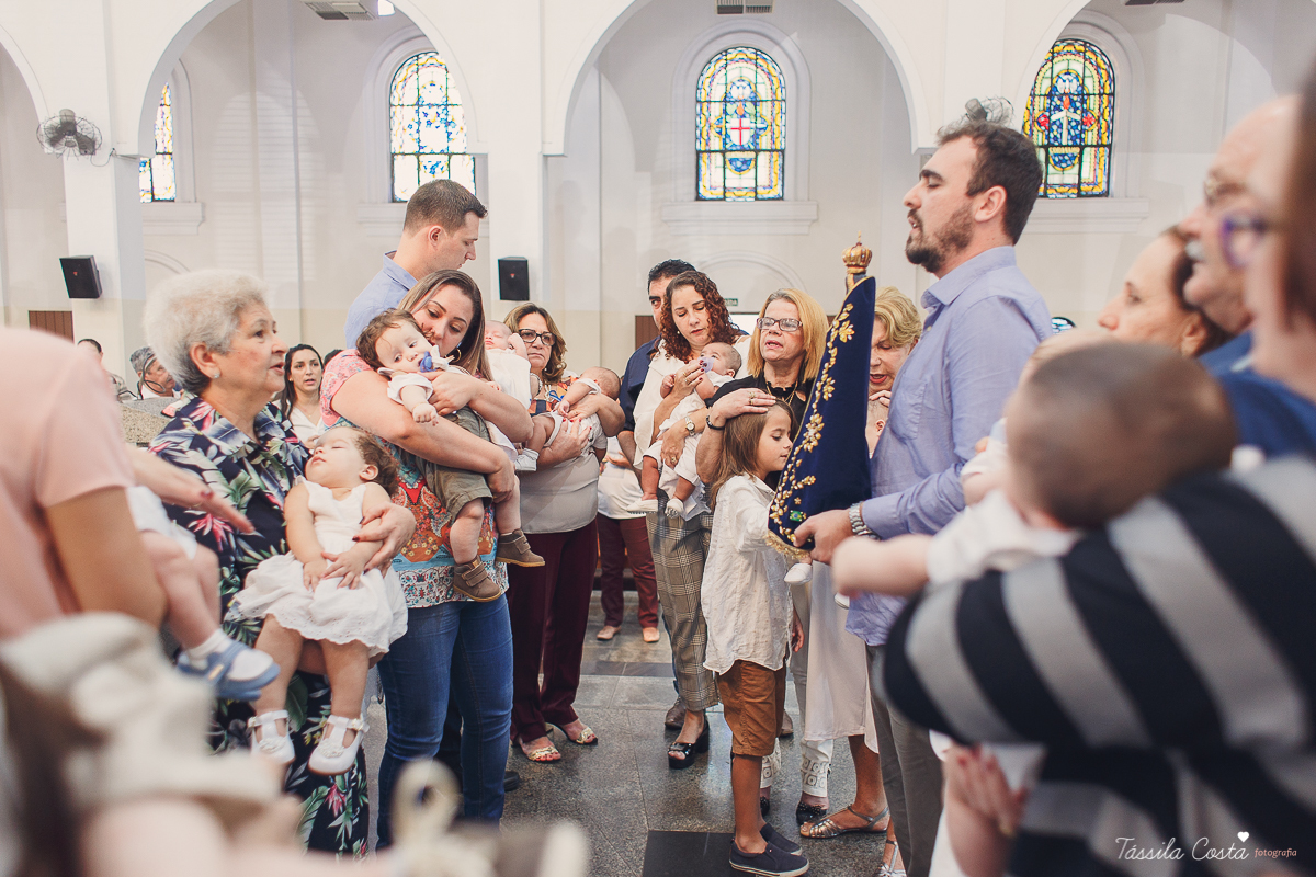 fotos de batizado no santuário de vila velha, família linda, batizando o filho Gabriel, look para batizado, fotos na hora do batizado, aonde batizar meu filho em Vila Velha ES, Santuário de Vila Velha, próximo ao terminal de Vila Velha, família católica
