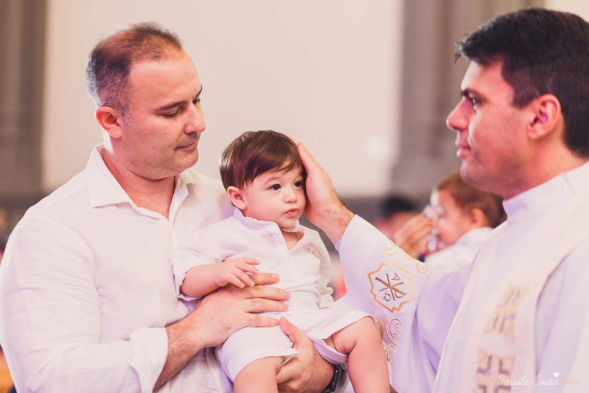 batizado de Anônio Delboni, filho do cirurgião plástico Pablo Delboni, na Catedral Metropolitana de Vitória, fotos de batizado em uma igreja em Vitória ES, fotografia de família em Vitória ES, Tássila Costa fotografia, batizados na Catedral
