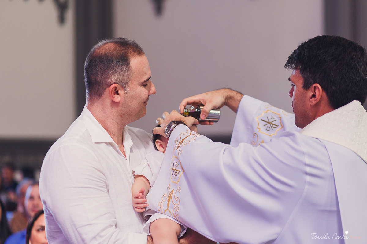 batizado de Anônio Delboni, filho do cirurgião plástico Pablo Delboni, na Catedral Metropolitana de Vitória, fotos de batizado em uma igreja em Vitória ES, fotografia de família em Vitória ES, Tássila Costa fotografia, batizados na Catedral