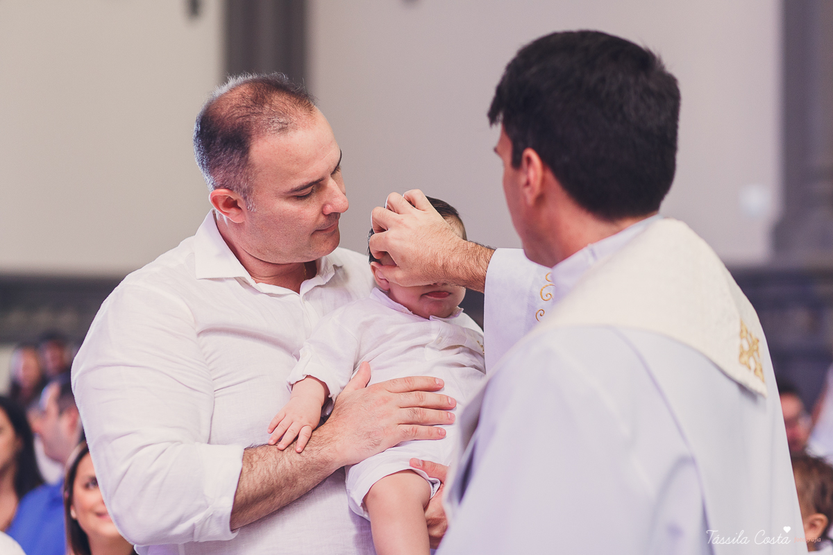 batizado de Anônio Delboni, filho do cirurgião plástico Pablo Delboni, na Catedral Metropolitana de Vitória, fotos de batizado em uma igreja em Vitória ES, fotografia de família em Vitória ES, Tássila Costa fotografia, batizados na Catedral