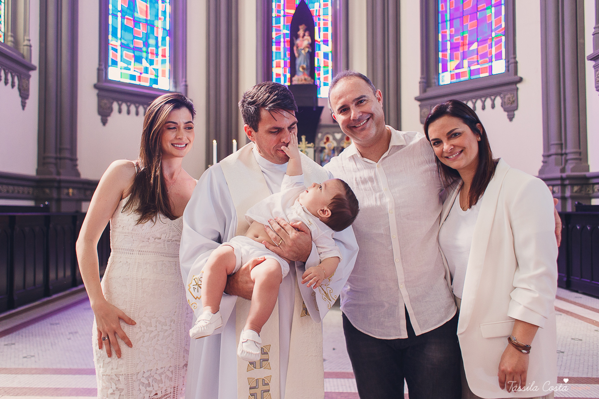 batizado de Anônio Delboni, filho do cirurgião plástico Pablo Delboni, na Catedral Metropolitana de Vitória, fotos de batizado em uma igreja em Vitória ES, fotografia de família em Vitória ES, Tássila Costa fotografia, batizados na Catedral