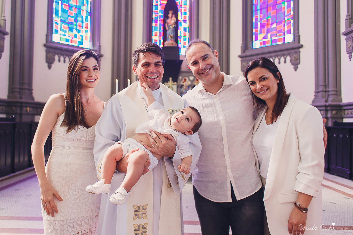 batizado de Anônio Delboni, filho do cirurgião plástico Pablo Delboni, na Catedral Metropolitana de Vitória, fotos de batizado em uma igreja em Vitória ES, fotografia de família em Vitória ES, Tássila Costa fotografia, batizados na Catedral
