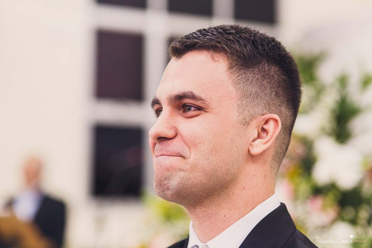 noivo apaixonado, noivo lindo, casamento com o amor da sua vida, casamento econômico, casamento pequeno, ideias para casamento apenas na igreja, casamento sem festa, noivos felizes, vestido de noiva tradicional, aninha noivas vitória es, tássila costanoiv