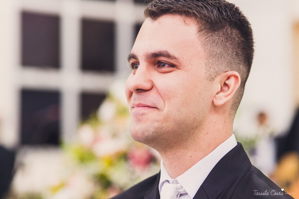 noivo apaixonado, noivo lindo, casamento com o amor da sua vida, casamento econômico, casamento pequeno, ideias para casamento apenas na igreja, casamento sem festa, noivos felizes, vestido de noiva tradicional, aninha noivas vitória es, tássila costa