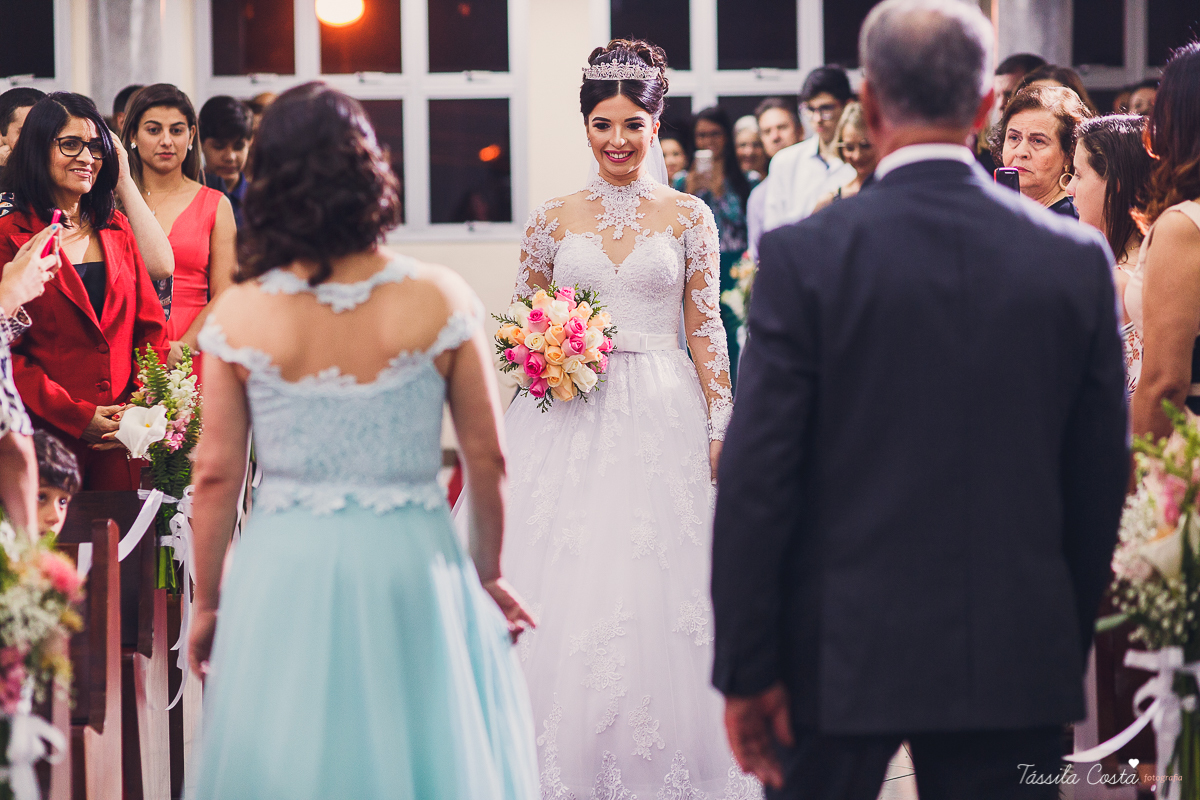 noivo apaixonado, noivo lindo, casamento com o amor da sua vida, casamento econômico, casamento pequeno, ideias para casamento apenas na igreja, casamento sem festa, noivos felizes, vestido de noiva tradicional, aninha noivas vitória es, tássila costa