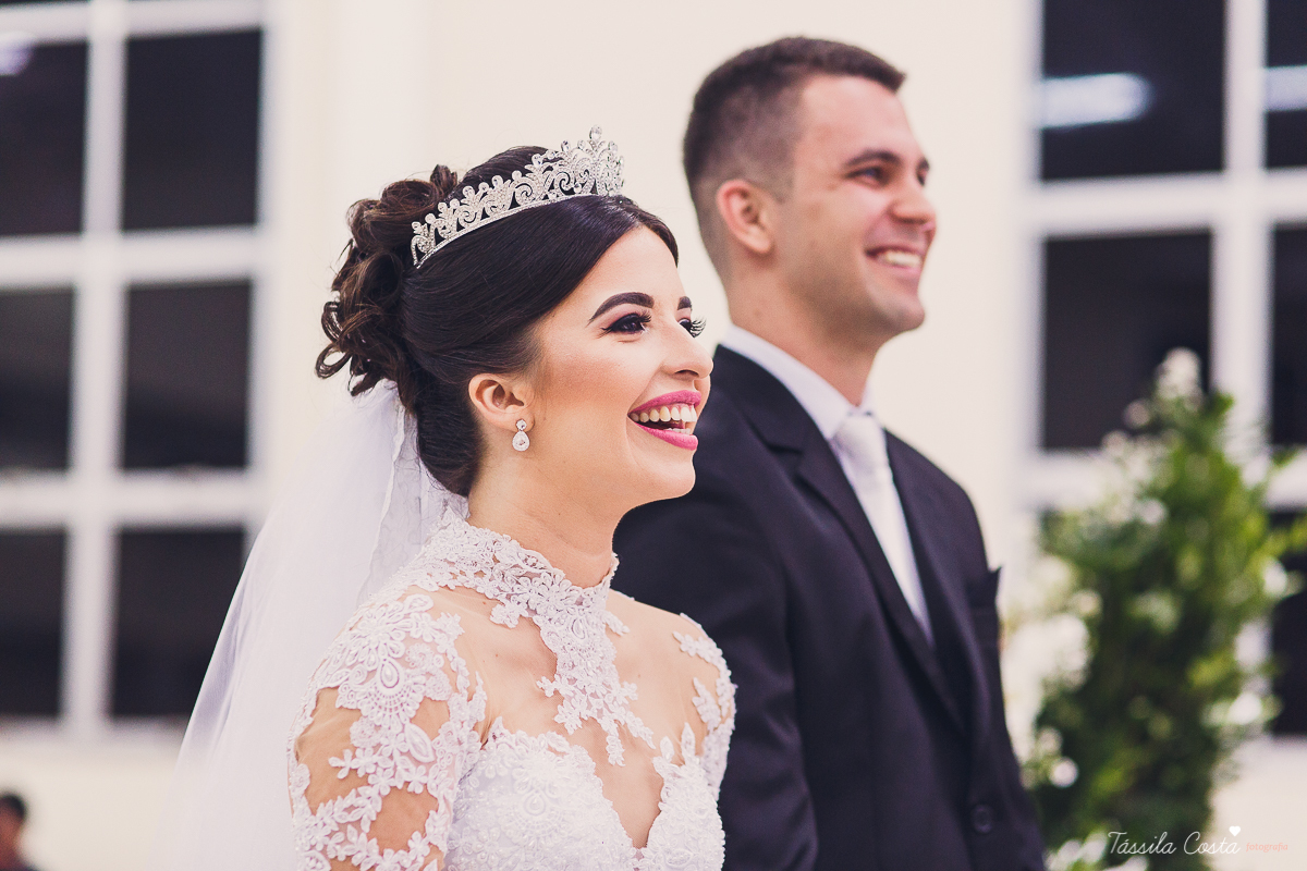 noivo apaixonado, noivo lindo, casamento com o amor da sua vida, casamento econômico, casamento pequeno, ideias para casamento apenas na igreja, casamento sem festa, noivos felizes, vestido de noiva tradicional, aninha noivas vitória es, tássila costa