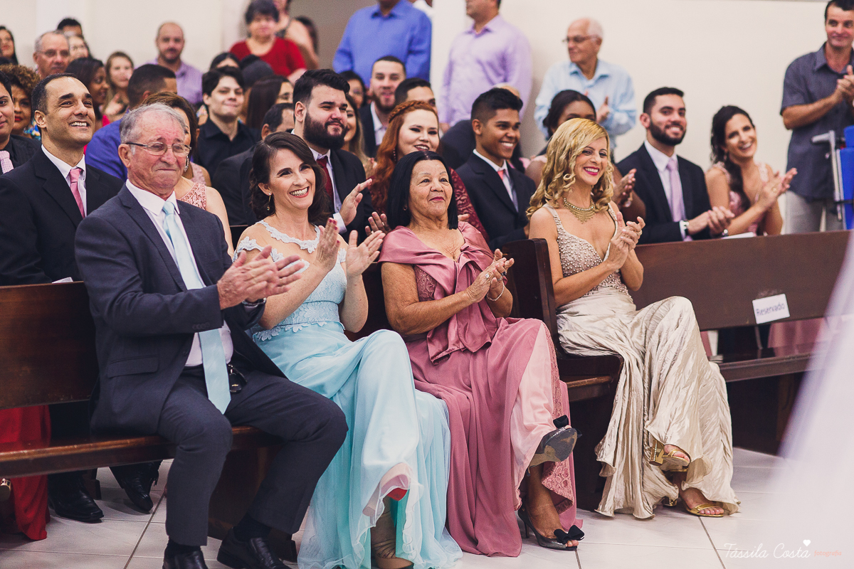 noivo apaixonado, noivo lindo, casamento com o amor da sua vida, casamento econômico, casamento pequeno, ideias para casamento apenas na igreja, casamento sem festa, noivos felizes, vestido de noiva tradicional, aninha noivas vitória es, tássila costa