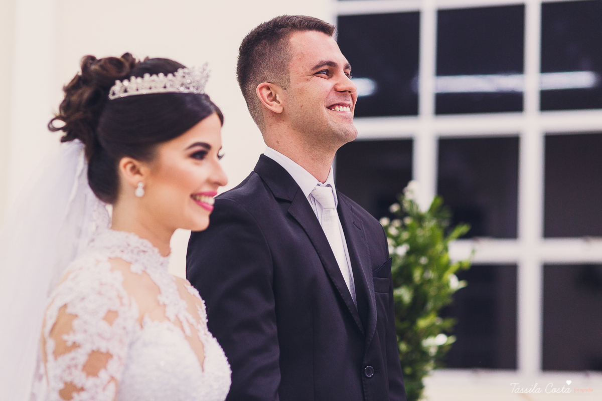 noivo apaixonado, noivo lindo, casamento com o amor da sua vida, casamento econômico, casamento pequeno, ideias para casamento apenas na igreja, casamento sem festa, noivos felizes, vestido de noiva tradicional, aninha noivas vitória es, tássila costa