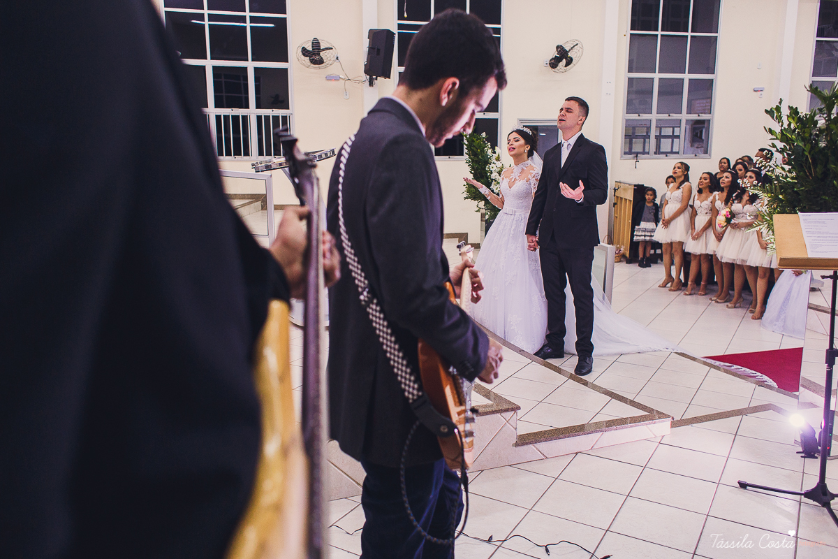 noivo apaixonado, noivo lindo, casamento com o amor da sua vida, casamento econômico, casamento pequeno, ideias para casamento apenas na igreja, casamento sem festa, noivos felizes, vestido de noiva tradicional, aninha noivas vitória es, tássila costa