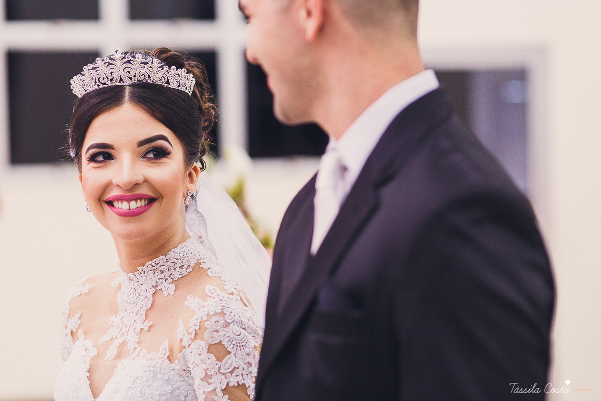 noivo apaixonado, noivo lindo, casamento com o amor da sua vida, casamento econômico, casamento pequeno, ideias para casamento apenas na igreja, casamento sem festa, noivos felizes, vestido de noiva tradicional, aninha noivas vitória es, tássila costa