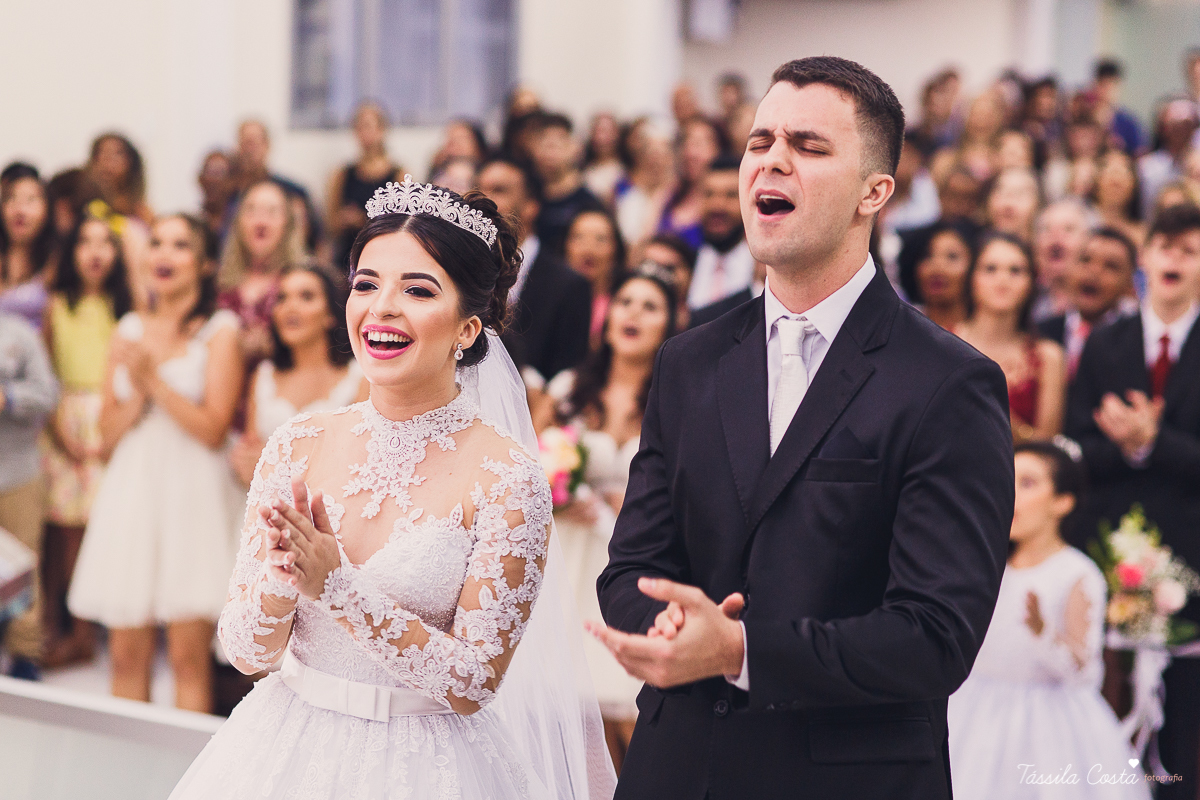 noivo apaixonado, noivo lindo, casamento com o amor da sua vida, casamento econômico, casamento pequeno, ideias para casamento apenas na igreja, casamento sem festa, noivos felizes, vestido de noiva tradicional, aninha noivas vitória es, tássila costa