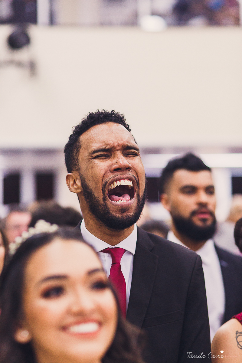 noivo apaixonado, noivo lindo, casamento com o amor da sua vida, casamento econômico, casamento pequeno, ideias para casamento apenas na igreja, casamento sem festa, noivos felizes, vestido de noiva tradicional, aninha noivas vitória es, tássila costa
