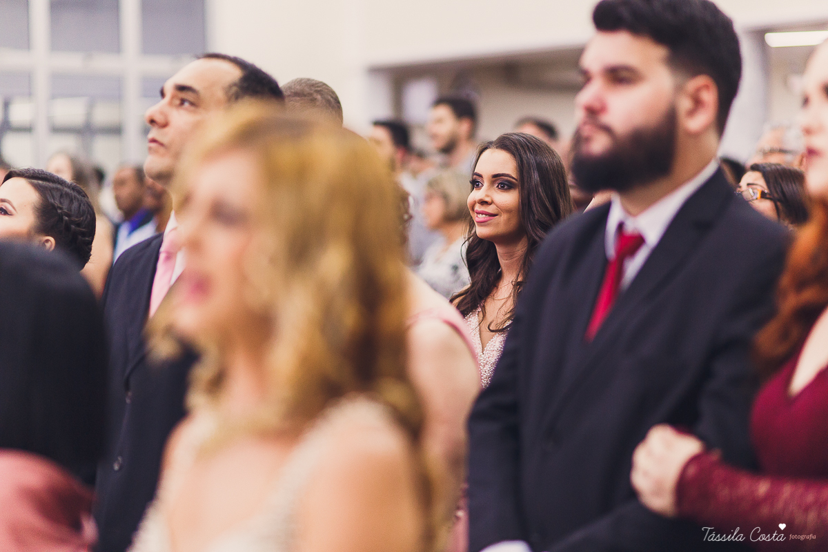 noivo apaixonado, noivo lindo, casamento com o amor da sua vida, casamento econômico, casamento pequeno, ideias para casamento apenas na igreja, casamento sem festa, noivos felizes, vestido de noiva tradicional, aninha noivas vitória es, tássila costa