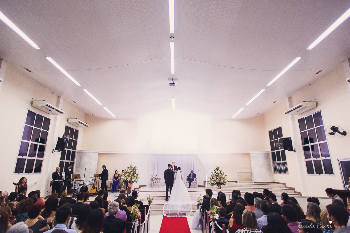 noivo apaixonado, noivo lindo, casamento com o amor da sua vida, casamento econômico, casamento pequeno, ideias para casamento apenas na igreja, casamento sem festa, noivos felizes, vestido de noiva tradicional, aninha noivas vitória es, tássila costanoiv