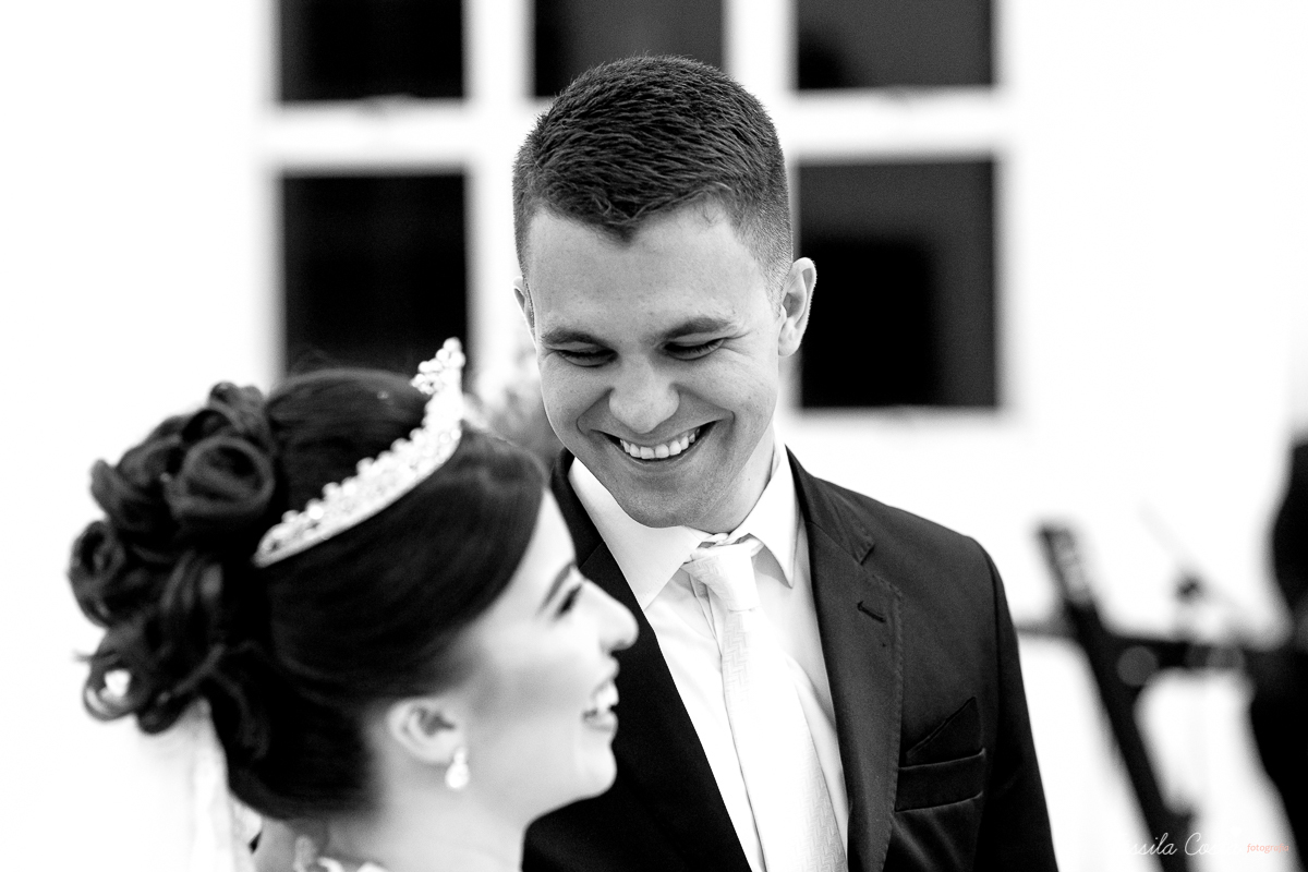 noivo apaixonado, noivo lindo, casamento com o amor da sua vida, casamento econômico, casamento pequeno, ideias para casamento apenas na igreja, casamento sem festa, noivos felizes, vestido de noiva tradicional, aninha noivas vitória es, tássila costa