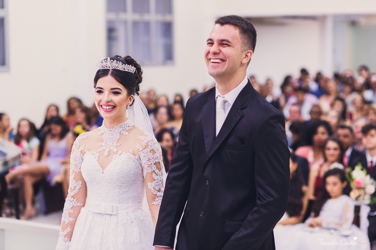 noivo apaixonado, noivo lindo, casamento com o amor da sua vida, casamento econômico, casamento pequeno, ideias para casamento apenas na igreja, casamento sem festa, noivos felizes, vestido de noiva tradicionoivnal, aninha noivas vitória es, tássila costa