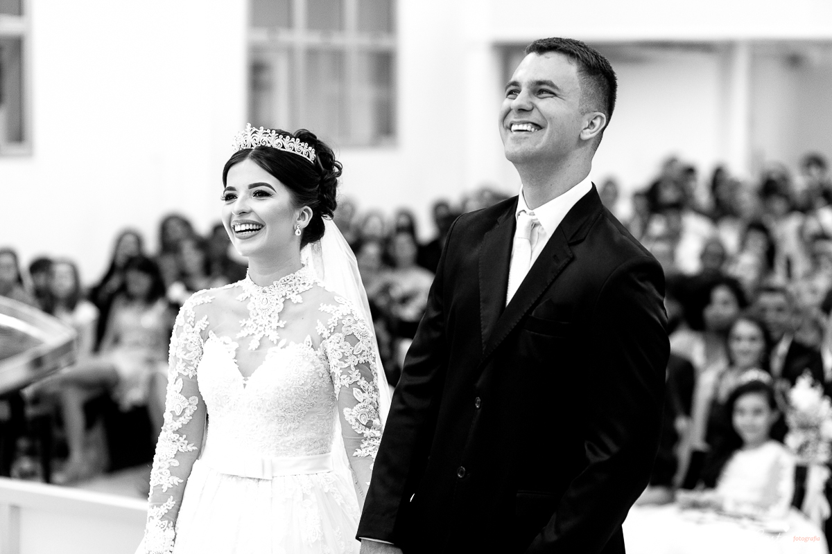 noivo apaixonado, noivo lindo, casamento com o amor da sua vida, casamento econômico, casamento pequeno, ideias para casamento apenas na igreja, casamento sem festa, noivos felizes, vestido de noiva tradicional, aninha noivas vitória es, tássila costa