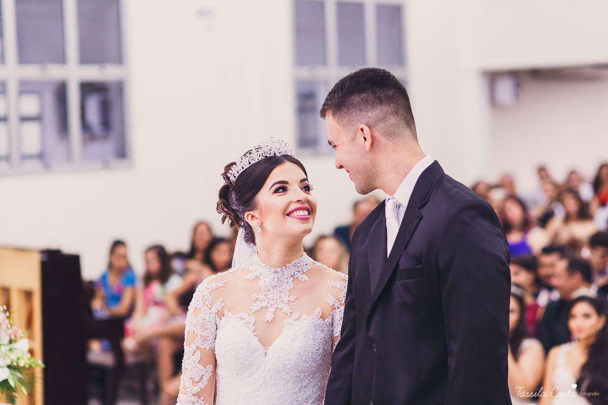 noivo apaixonado, noivo lindo, casamento com o amor da sua vida, casamento econômico, casamento pequeno, ideias para casamento apenas na igreja, casamento sem festa, noivos felizes, vestido de noiva tradicional, aninha noivas vitória es, tássila costa