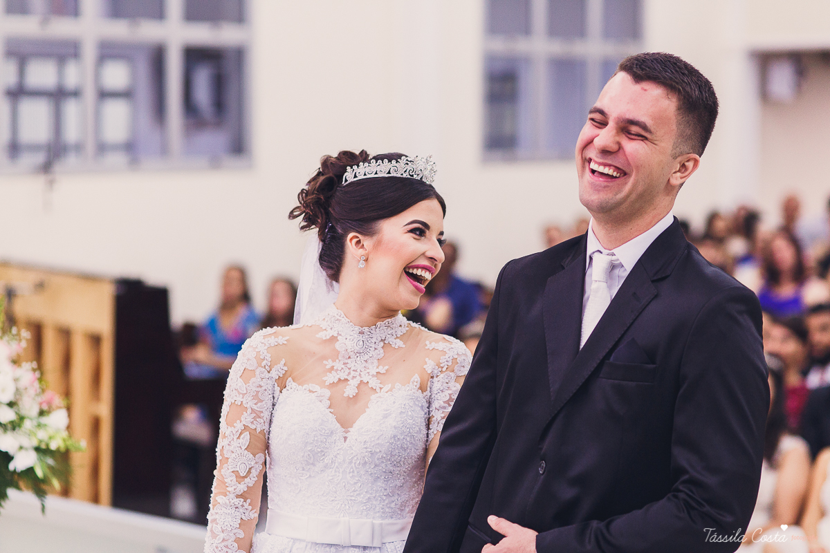 noivo apaixonado, noivo lindo, casamento com o amor da sua vida, casamento econômico, casamento pequeno, ideias para casamento apenas na igreja, casamento sem festa, noivos felizes, vestido de noiva tradicional, aninha noivas vitória es, tássila costa