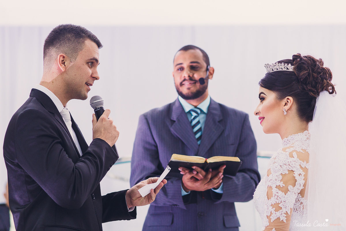 noivo apaixonado, noivo lindo, casamento com o amor da sua vida, casamento econômico, casamento pequeno, ideias para casamento apenas na igreja, casamento sem festa, noivos felizes, vestido de noiva tradicional, aninha noivas vitória es, tássila costa