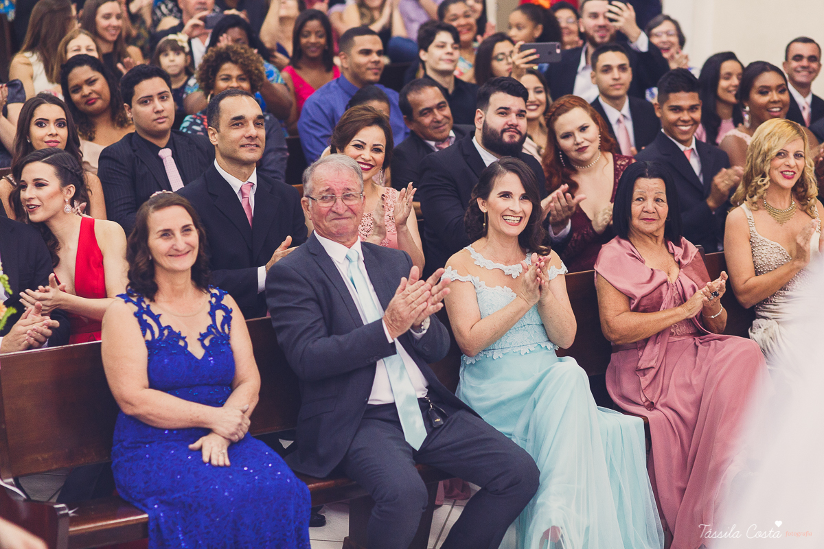 noivo apaixonado, noivo lindo, casamento com o amor da sua vida, casamento econômico, casamento pequeno, ideias para casamento apenas na igreja, casamento sem festa, noivos felizes, vestido de noiva tradicional, aninha noivas vitória es, tássila costa