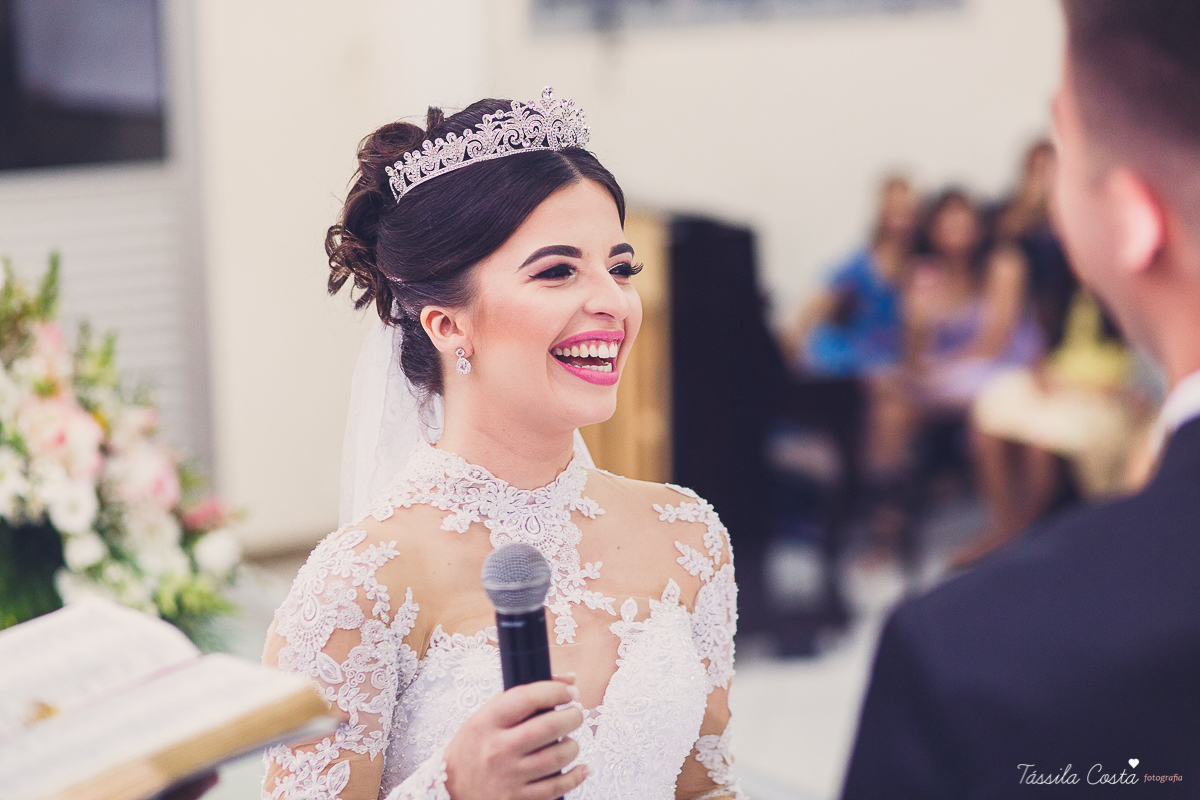 noivo apaixonado, noivo lindo, casamento com o amor da sua vida, casamento econômico, casamento pequeno, ideias para casamento apenas na igreja, casamento sem festa, noivos felizes, vestido de noiva tradicional, aninha noivas vitória es, tássila costa