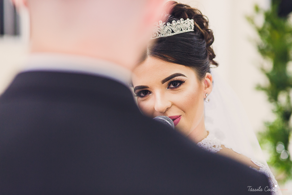 noivo apaixonado, noivo lindo, casamento com o amor da sua vida, casamento econômico, casamento pequeno, ideias para casamento apenas na igreja, casamento sem festa, noivos felizes, vestido de noiva tradicional, aninha noivas vitória es, tássila costa