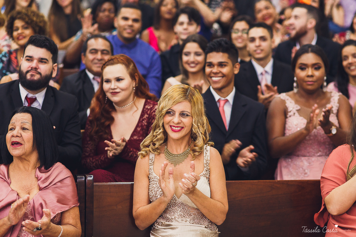 noivo apaixonado, noivo lindo, casamento com o amor da sua vida, casamento econômico, casamento pequeno, ideias para casamento apenas na igreja, casamento sem festa, noivos felizes, vestido de noiva tradicional, aninha noivas vitória es, tássila costa