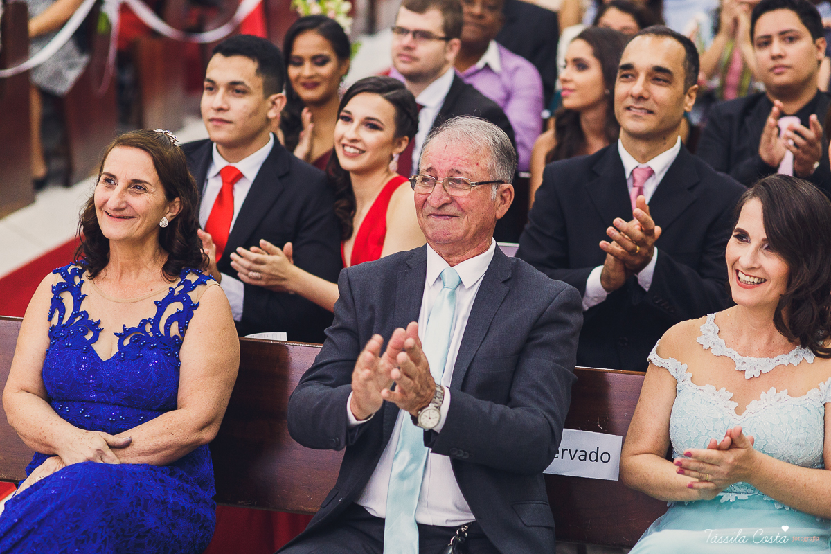 noivo apaixonado, noivo lindo, casamento com o amor da sua vida, casamento econômico, casamento pequeno, ideias para casamento apenas na igreja, casamento sem festa, noivos felizes, vestido de noiva tradicional, aninha noivas vitória es, tássila costa