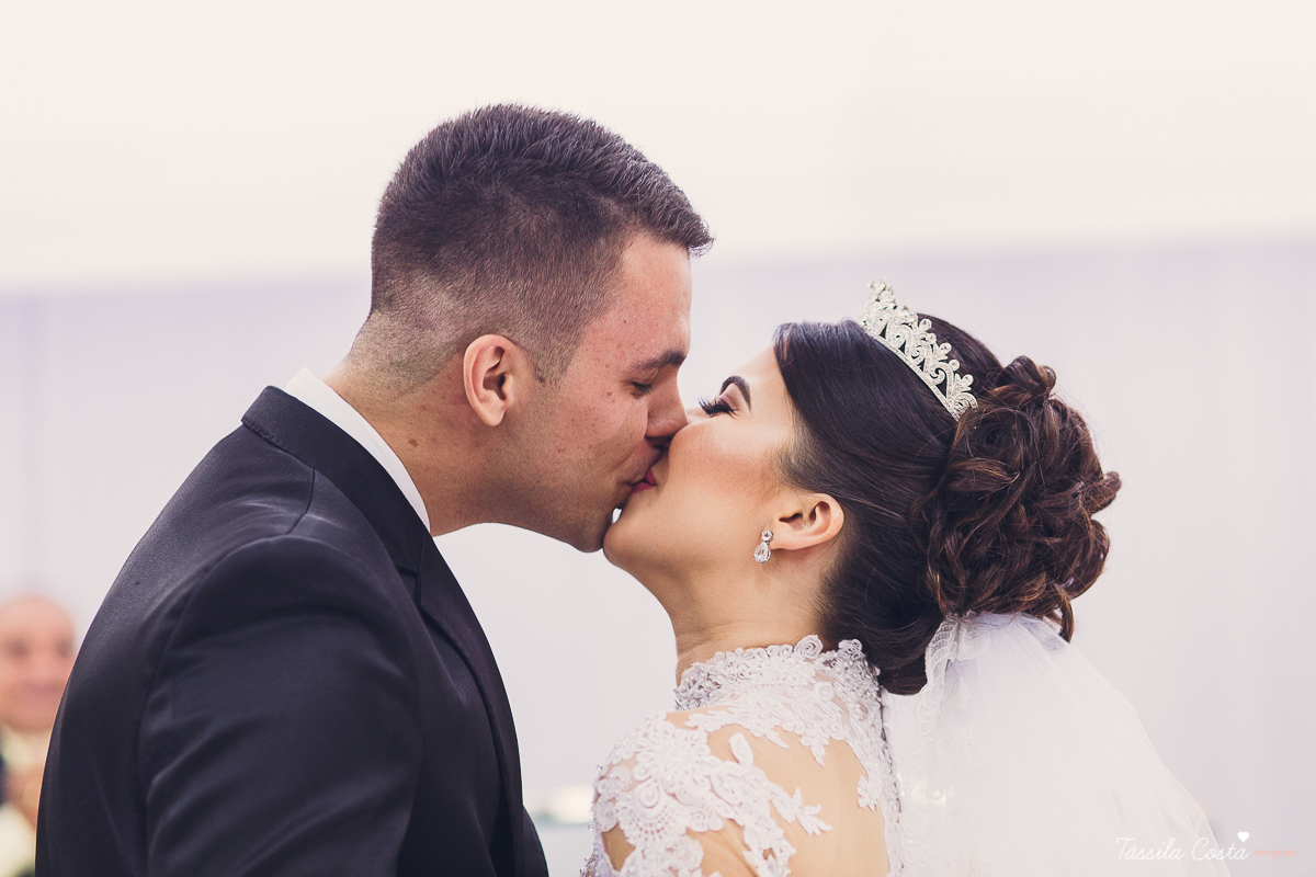 noivo apaixonado, noivo lindo, casamento com o amor da sua vida, casamento econômico, casamento pequeno, ideias para casamento apenas na igreja, casamento sem festa, noivos felizes, vestido de noiva tradicional, aninha noivas vitória es, tássila costa