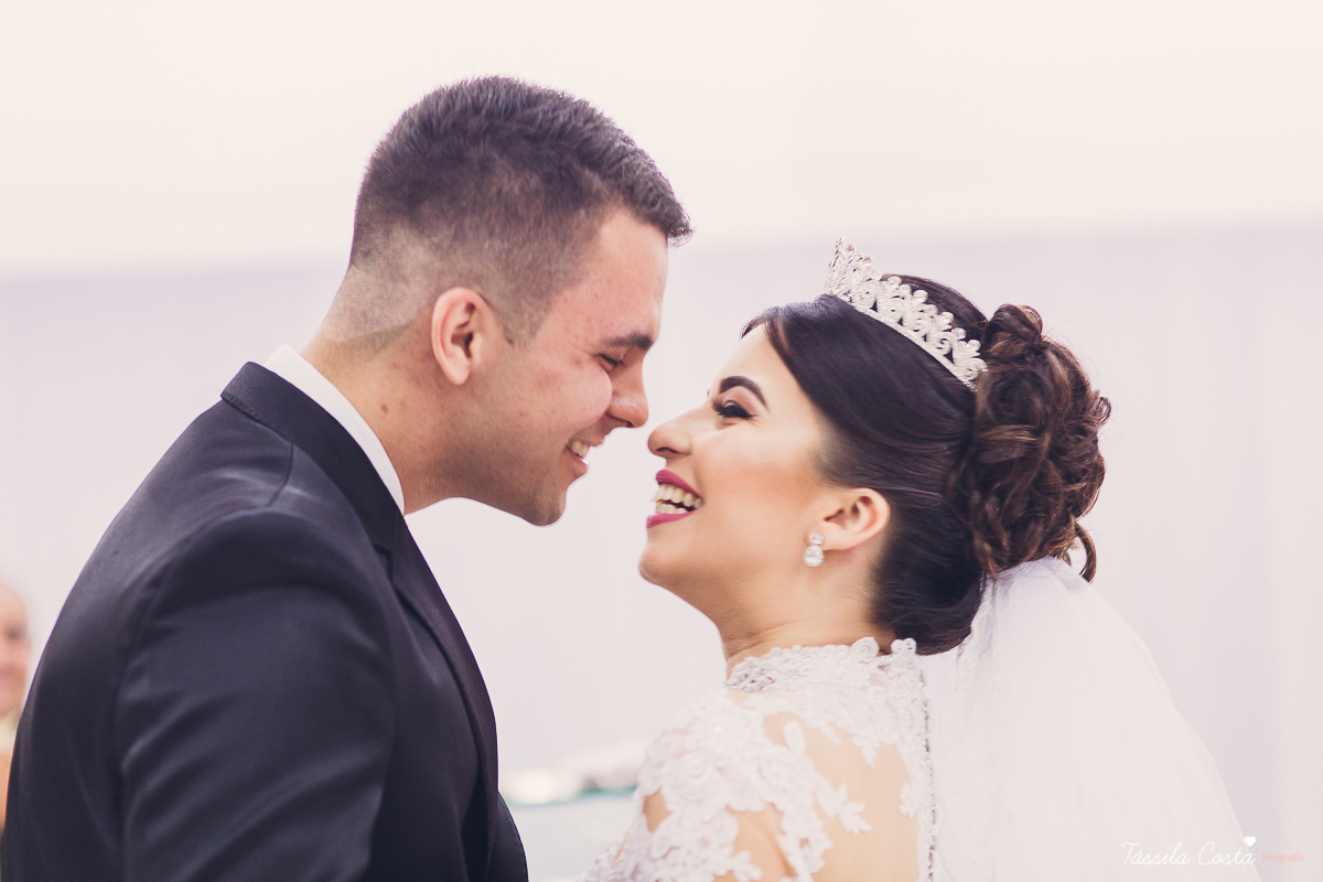 noivo apaixonado, noivo lindo, casamento com o amor da sua vida, casamento econômico, casamento pequeno, ideias para casamento apenas na igreja, casamento sem festa, noivos felizes, vestido de noiva tradicional, aninha noivas vitória es, tássila costa
