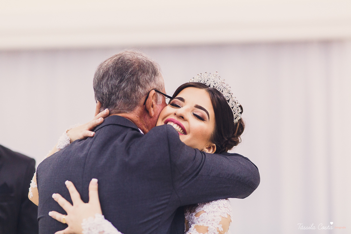 noivo apaixonado, noivo lindo, casamento com o amor da sua vida, casamento econômico, casamento pequeno, ideias para casamento apenas na igreja, casamento sem festa, noivos felizes, vestido de noiva tradicional, aninha noivas vitória es, tássila costa