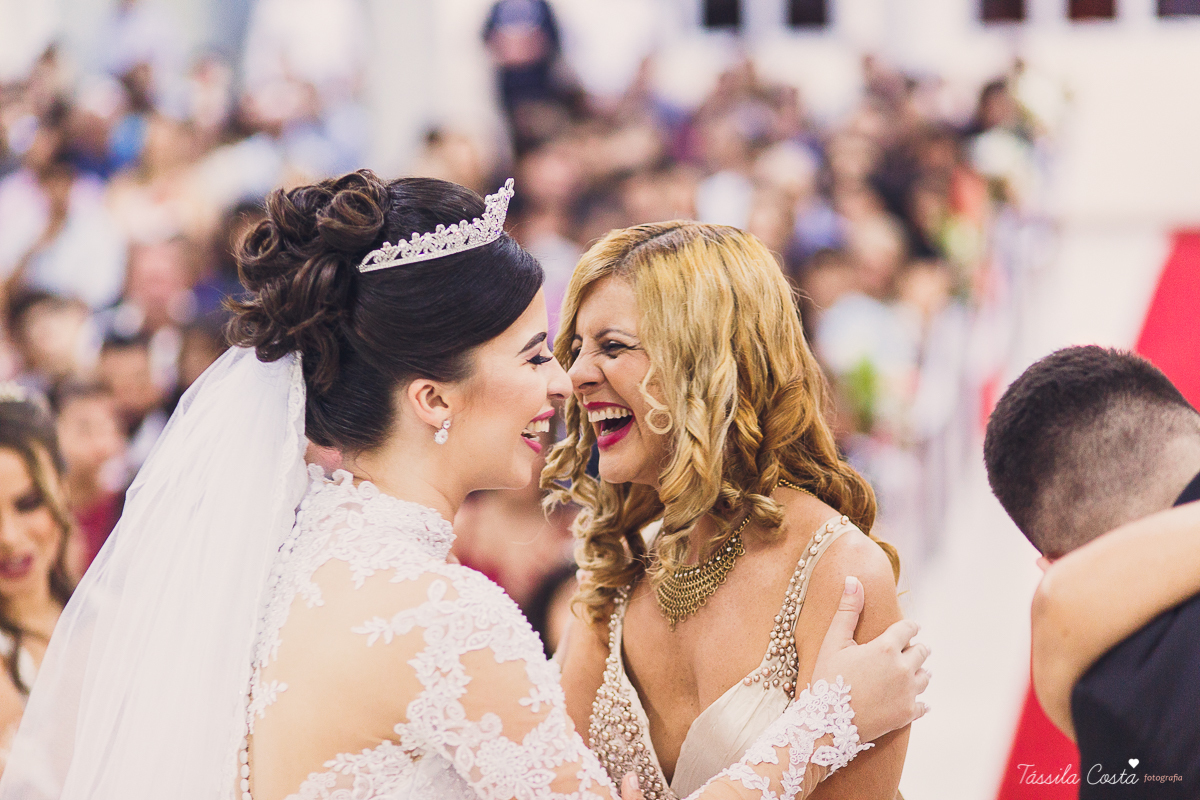 noivo apaixonado, noivo lindo, casamento com o amor da sua vida, casamento econômico, casamento pequeno, ideias para casamento apenas na igreja, casamento sem festa, noivos felizes, vestido de noiva tradicional, aninha noivas vitória es, tássila costa