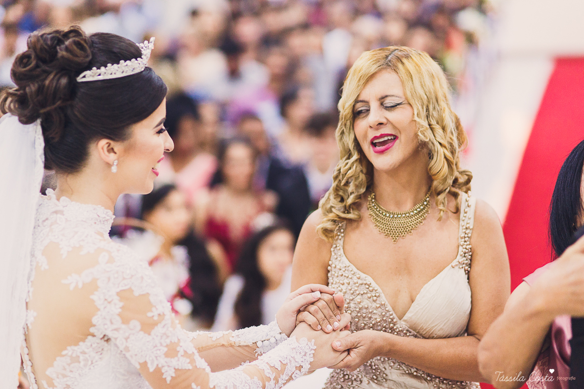 noivo apaixonado, noivo lindo, casamento com o amor da sua vida, casamento econômico, casamento pequeno, ideias para casamento apenas na igreja, casamento sem festa, noivos felizes, vestido de noiva tradicional, aninha noivas vitória es, tássila costa