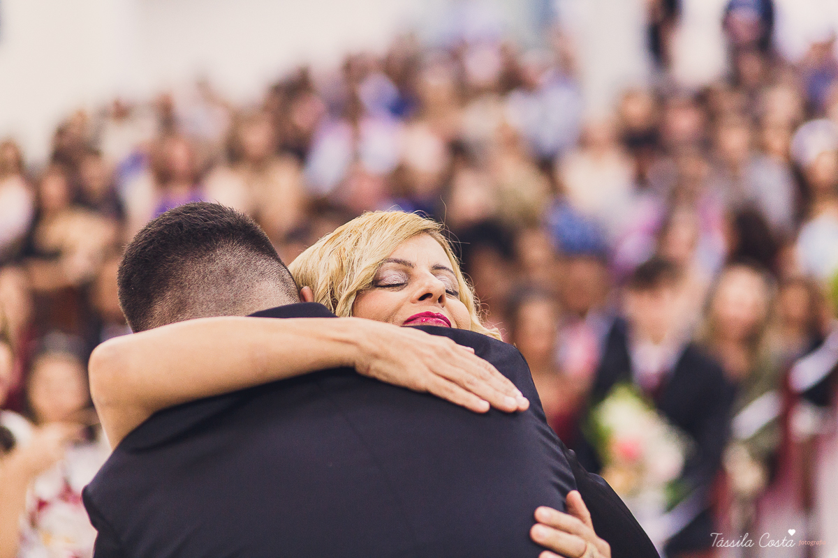 noivo apaixonado, noivo lindo, casamento com o amor da sua vida, casamento econômico, casamento pequeno, ideias para casamento apenas na igreja, casamento sem festa, noivos felizes, vestido de noiva tradicional, aninha noivas vitória es, tássila costa