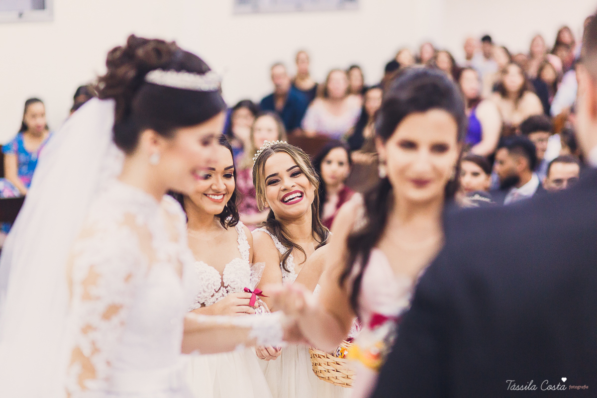 noivo apaixonado, noivo lindo, casamento com o amor da sua vida, casamento econômico, casamento pequeno, ideias para casamento apenas na igreja, casamento sem festa, noivos felizes, vestido de noiva tradicional, aninha noivas vitória es, tássila costa