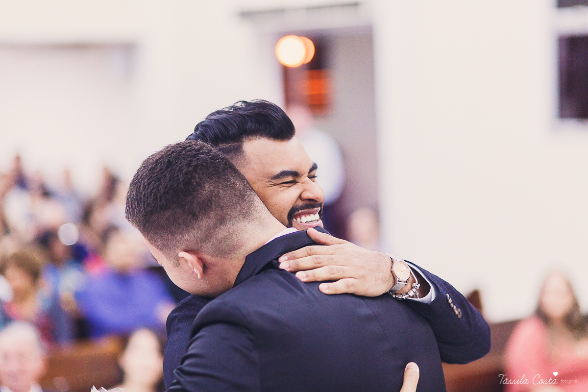 noivo apaixonado, noivo lindo, casamento com o amor da sua vida, casamento econômico, casamento pequeno, ideias para casamento apenas na igreja, casamento sem festa, noivos felizes, vestido de noiva tradicional, aninha noivas vitória es, tássila costa