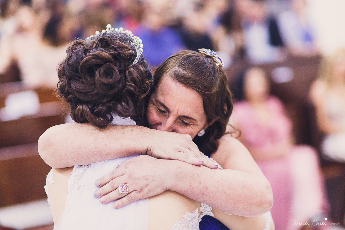 noivo apaixonado, noivo lindo, casamento com o amor da sua vida, casamento econômico, casamento pequeno, ideias para casamento apenas na igreja, casamento sem festa, noivos felizes, vestido de noiva tradicional, aninha noivas vitória es, tássila costa