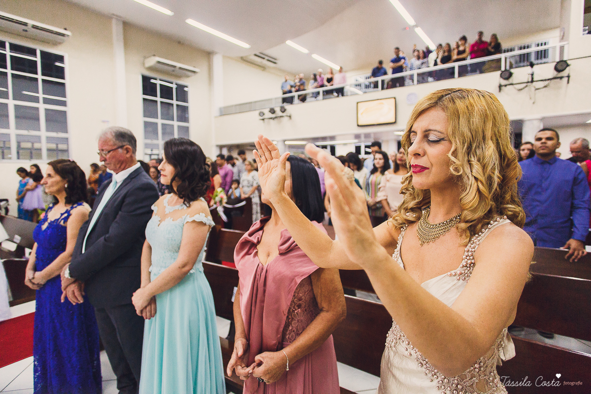 noivo apaixonado, noivo lindo, casamento com o amor da sua vida, casamento econômico, casamento pequeno, ideias para casamento apenas na igreja, casamento sem festa, noivos felizes, vestido de noiva tradicional, aninha noivas vitória es, tássila costa