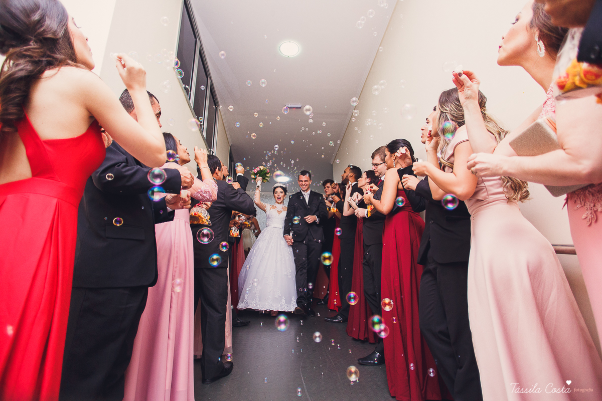 noivo apaixonado, noivo lindo, casamento com o amor da sua vida, casamento econômico, casamento pequeno, ideias para casamento apenas na igreja, casamento sem festa, noivos felizes, vestido de noiva tradicional, aninha noivas vitória es, tássila costa