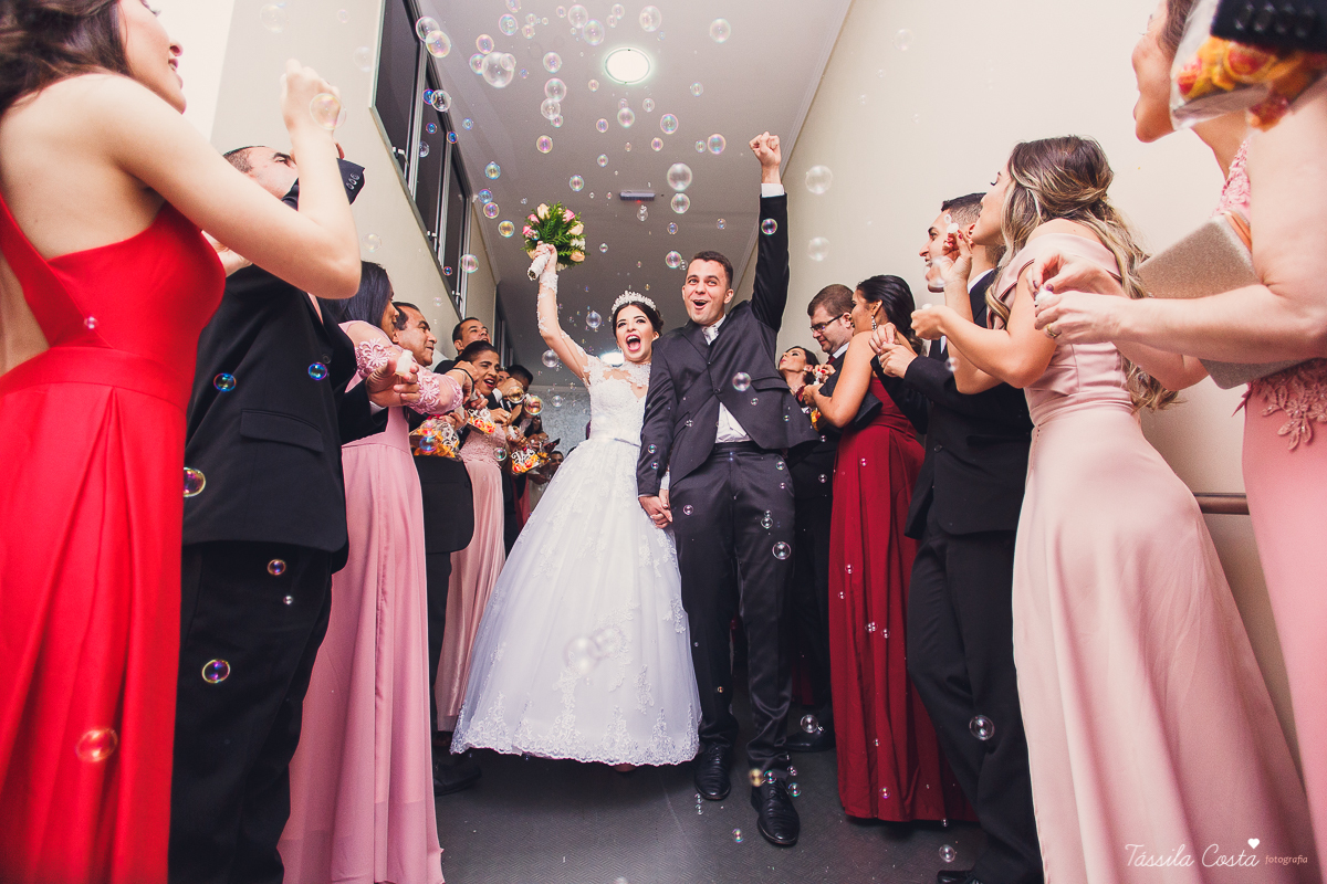 noivo apaixonado, noivo lindo, casamento com o amor da sua vida, casamento econômico, casamento pequeno, ideias para casamento apenas na igreja, casamento sem festa, noivos felizes, vestido de noiva tradicional, aninha noivas vitória es, tássila costa