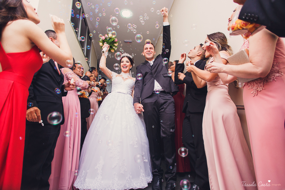 noivo apaixonado, noivo lindo, casamento com o amor da sua vida, casamento econômico, casamento pequeno, ideias para casamento apenas na igreja, casamento sem festa, noivos felizes, vestido de noiva tradicional, aninha noivas vitória es, tássila costa