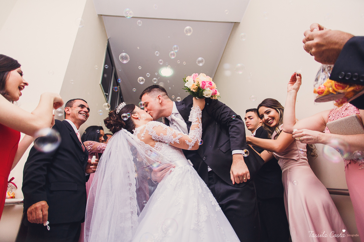 noivo apaixonado, noivo lindo, casamento com o amor da sua vida, casamento econômico, casamento pequeno, ideias para casamento apenas na igreja, casamento sem festa, noivos felizes, vestido de noiva tradicional, aninha noivas vitória es, tássila costa