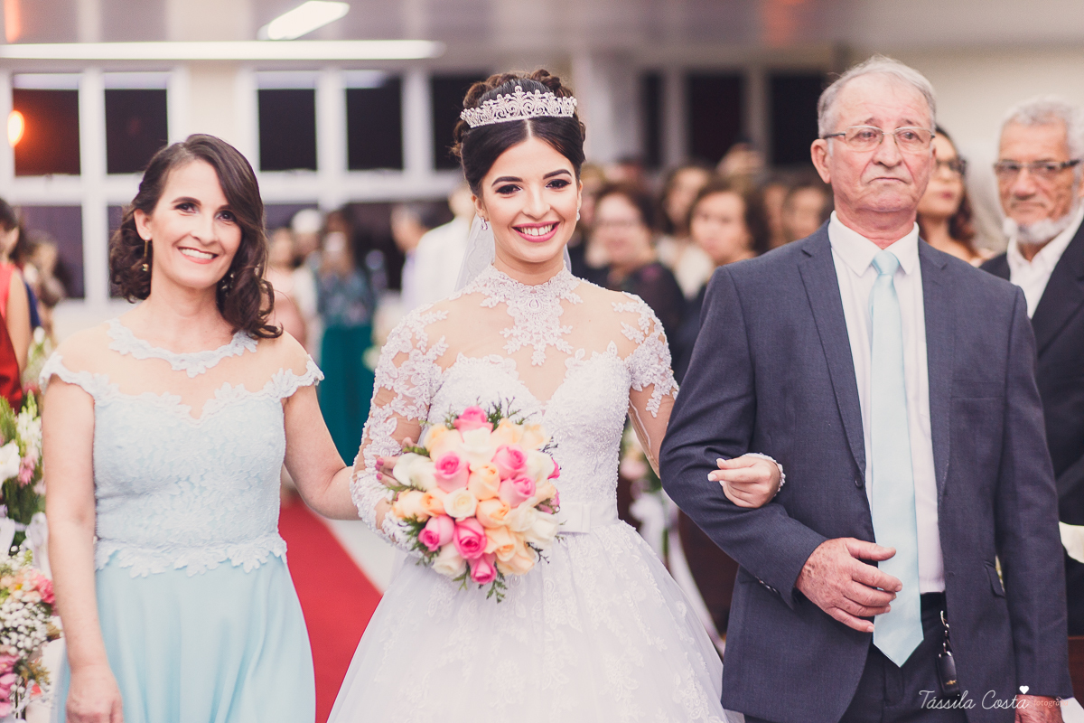noivo apaixonado, noivo lindo, casamento com o amor da sua vida, casamento econômico, casamento pequeno, ideias para casamento apenas na igreja, casamento sem festa, noivos felizes, vestido de noiva tradicional, aninha noivas vitória es, tássila costa