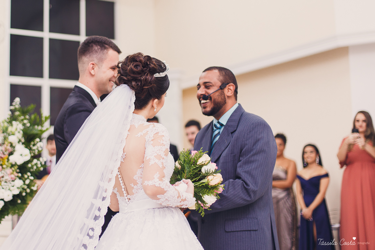 noivo apaixonado, noivo lindo, casamento com o amor da sua vida, casamento econômico, casamento pequeno, ideias para casamento apenas na igreja, casamento sem festa, noivos felizes, vestido de noiva tradicional, aninha noivas vitória es, tássila costa