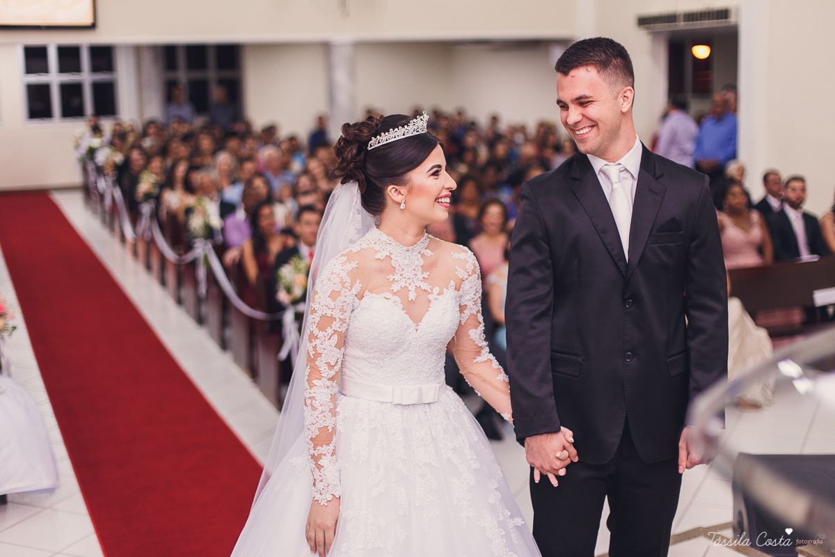 noivo apaixonado, noivo lindo, casamento com o amor da sua vida, casamento econômico, casamento pequeno, ideias para casamento apenas na igreja, casamento sem festa, noivos felizes, vestido de noiva tradicional, aninha noivas vitória es, tássila costa