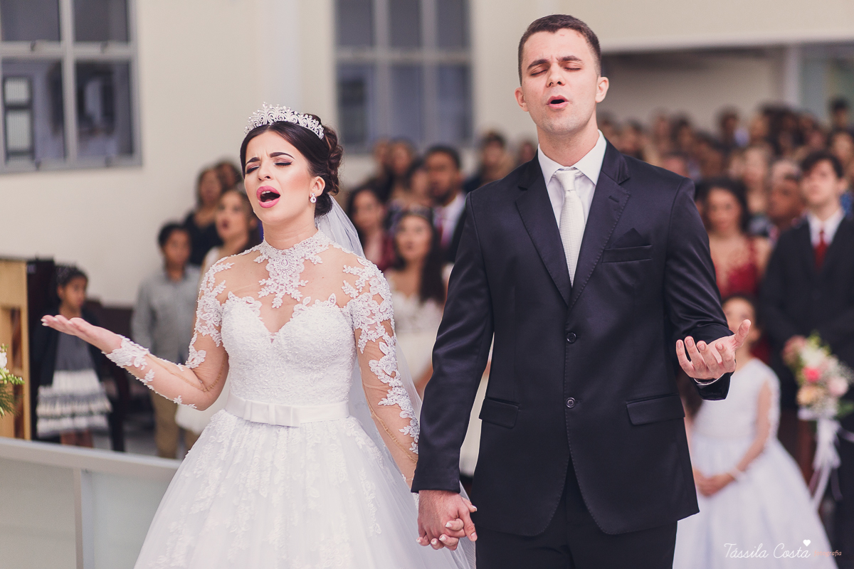 noivo apaixonado, noivo lindo, casamento com o amor da sua vida, casamento econômico, casamento pequeno, ideias para casamento apenas na igreja, casamento sem festa, noivos felizes, vestido de noiva tradicional, aninha noivas vitória es, tássila costa