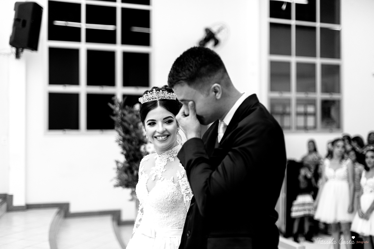 noivo apaixonado, noivo lindo, casamento com o amor da sua vida, casamento econômico, casamento pequeno, ideias para casamento apenas na igreja, casamento sem festa, noivos felizes, vestido de noiva tradicional, aninha noivas vitória es, tássila costa